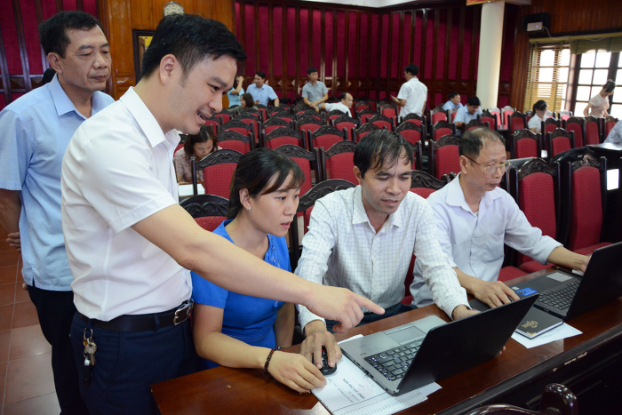 Officials of Phu Tho Department of Information and Communications provide instructions on receiving and handling administrative procedures on the online Public Service Portal for officials of Viet Tri-city.