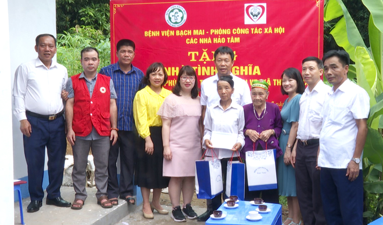 Đoàn công tác của Bệnh viện Bạch Mai và lãnh đạo địa phương trao nhà tình nghĩa cho gia đình bà Hà Thị Thót