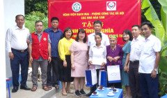 Bệnh viện Bạch Mai trao nhà tình nghĩa cho gia đình có hoàn cảnh khó khăn ở Tân Sơn (Phú Thọ)