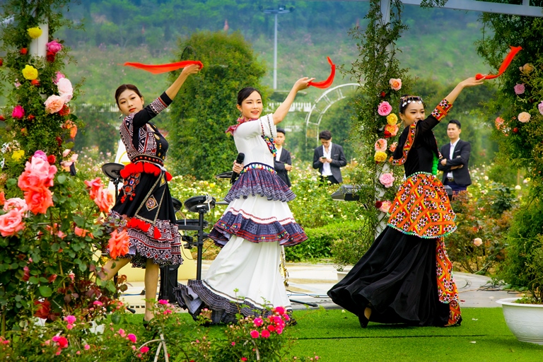 Những màn biểu diễn nghệ thuật trong sự kiện khéo léo tái hiện không khí tươi vui nơi lễ hội vùng cao.