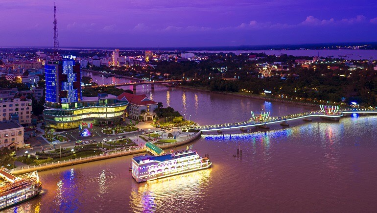 Panorama of Marina and Can Tho pedestrian bridge at night (Source: Internet).