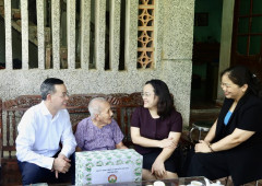 Lãnh đạo tỉnh Hòa Bình thăm hỏi, tặng quà các Bà mẹ Việt Nam anh hùng