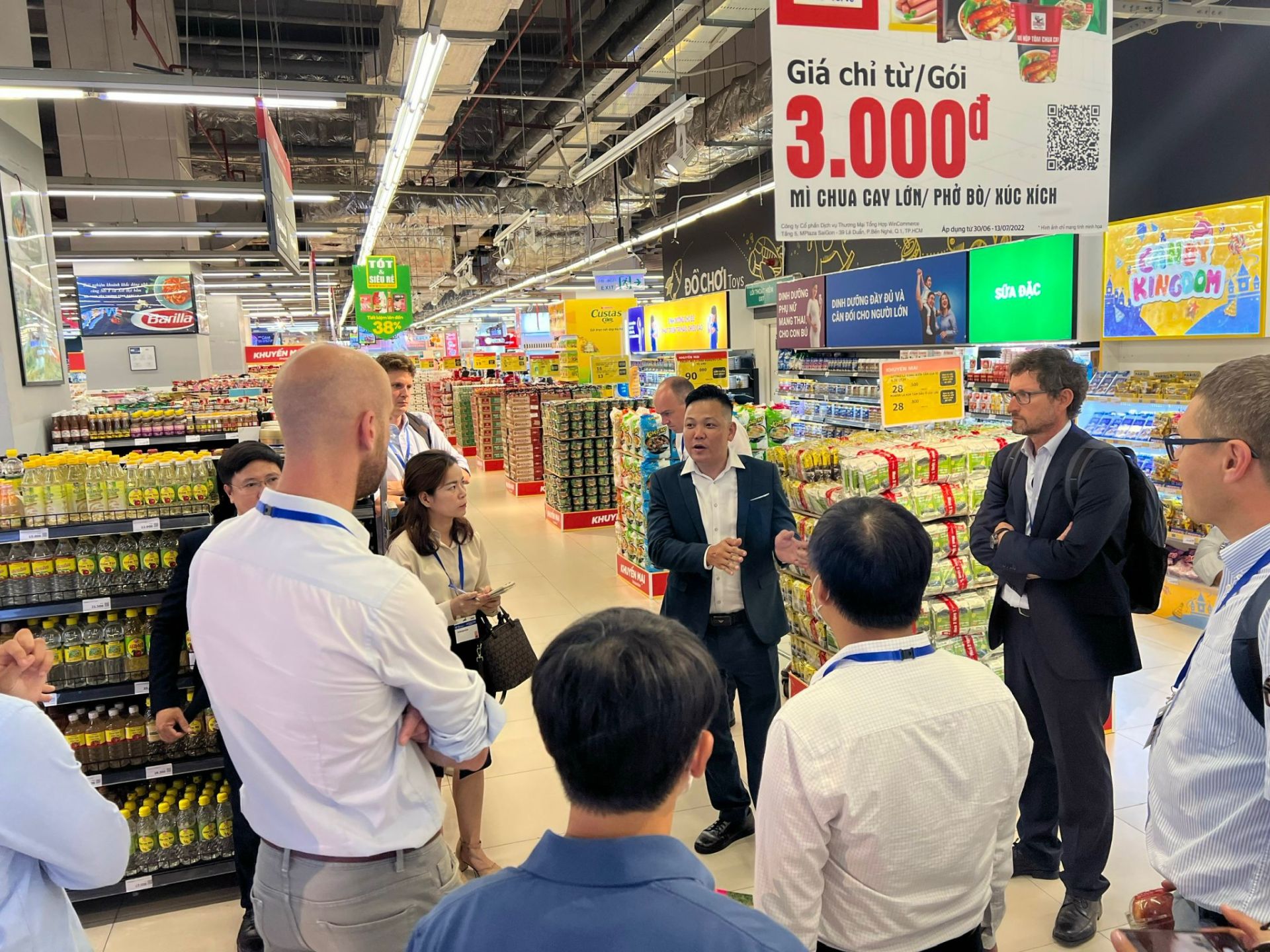 Ông Nguyễn Trọng Tuấn (Giám đốc Khối WinMart) trao đổi với đoàn doanh nghiệp EU về tầm nhìn phát triển, kế hoạch hợp tác giữa hai bên