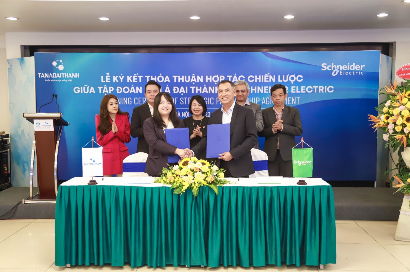 Tan A Dai Thanh and Schneider Electric Vietnam signed a strategic cooperation agreement.