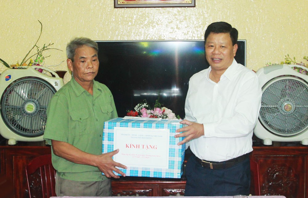 Trưởng Ban Quản lý Khu Kinh tế Hải Phòng thăm, tặng quà Xưởng may gia công Mũ Giầy Phạm Phú Một tại thôn Ly Câu, xã Tân Viên