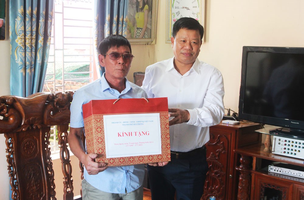 Trưởng Ban Quản lý Khu Kinh tế Hải Phòng thăm, tặng quà ông Nguyễn Văn Tuấn tại thôn Biều Đa, xã Mỹ Đức