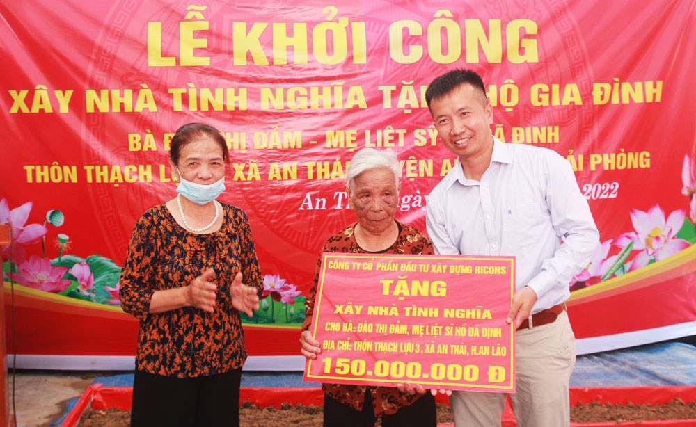 Trao tặng kinh phí xây nhà tình nghĩa cho bà Đào Thị Đảm