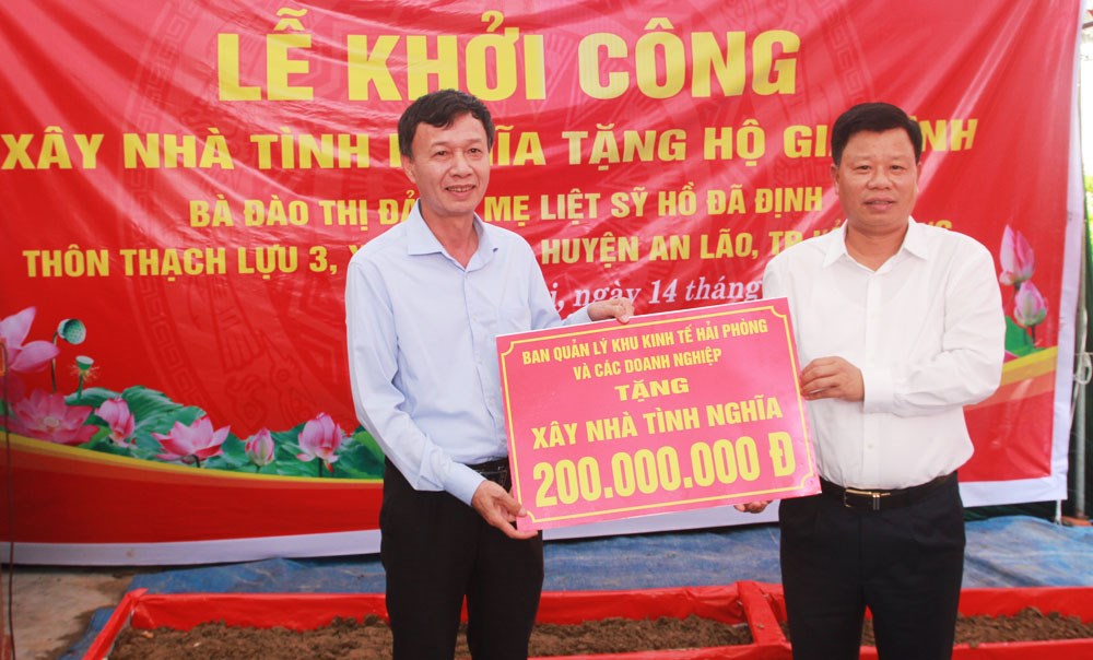 Trưởng Ban Quản lý Khu Kinh tế Hải Phòng trao tặng hỗ trợ xây nhà tình nghĩa cho huyện An Lão