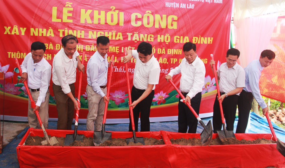 Các đại biểu làm Lễ khởi công xãy nhà tình nghĩa tặng bà Đào Thị Đảm, tại thôn Thạch Lựu 3, xã An Thái