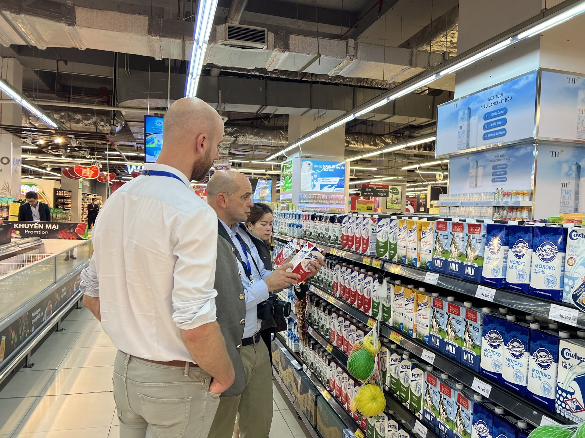 EU business delegation visited WinMart Times City Supermarket.