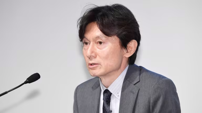 Takeshi Okazaki, Giám đốc tài chính của Fast Retailing, phát biểu tại một hội nghị về thu nhập vào thứ Năm. (Ảnh của Kosuke Imamura)