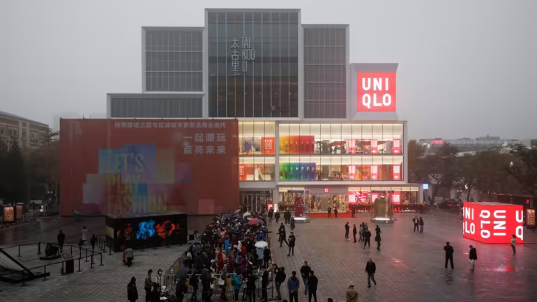 Hoạt động kinh doanh tại Trung Quốc của Uniqlo, một nguồn thu nhập lớn, đã bị ảnh hưởng nặng nề bởi COVID. © Reuters
