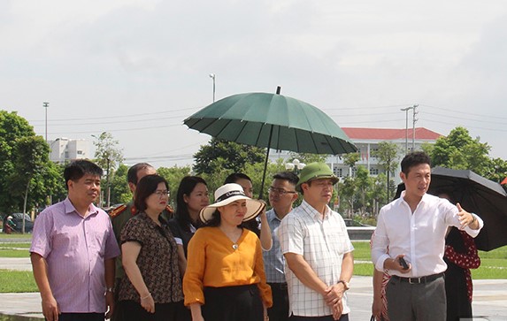 Đồng chí Nguyễn Văn Toàn, Phó Chủ tịch TT UBND tỉnh và các đại biểu khảo sát địa điểm tổ chức chương trình nghệ thuật.