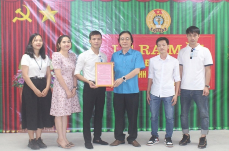 Chủ tịch Công đoàn các Khu công nghiệp tỉnh Phú Thọ trao Quyết định thành lập Công đoàn cơ sở cho Công ty TNHH Điện tử BYD Việt Nam
