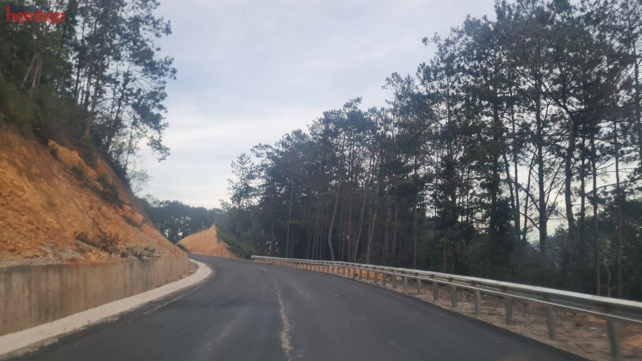 The project starts from Hieu commune, Kon Plong district to Kon Tum city. The purpose of the project is to widen over 30km of 5-7m-wide roadway to 9-10m.