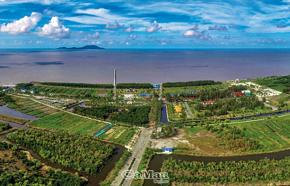 Khu du lịch cấp tỉnh Khai Long được xây dựng ở một vị trí vô cùng đẹp: trên có rừng, dưới có bãi biển và xa xa ngoài khơi là Khu Di tích lịch sử quốc gia cụm đảo Hòn Khoai thơ mộng.
