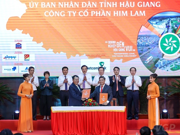 UBND tỉnh Hậu Giang ký biên bản ghi nhớ đầu tư với tập đoàn Him Lam dự kiến khoảng 6,2 tỷ USD trong lĩnh vực hạ tầng giao thông, đô thị, du lịch (Ảnh: VGP/Nhật Bắc)