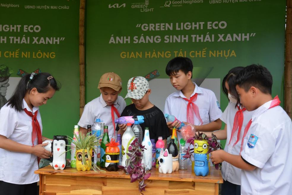Nhóm học sinh Trường TH&THCS xã Xăm Khòe trưng bày đồ chơi được tái chế từ chất thải nhựa.