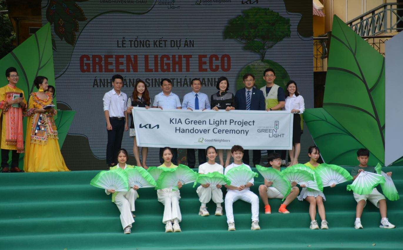 Đại diện Tập đoàn KIA MOTORS và Tổ chức GNI cùng học sinh trong “Ngày hội bảo vệ môi trường”.