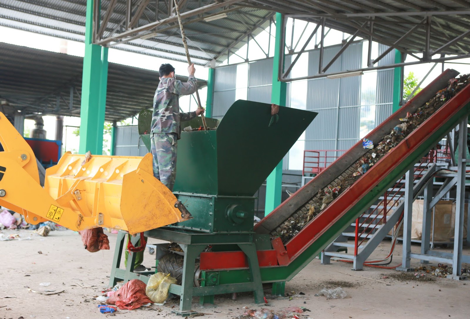 Hệ thống phân loại rác do Dự án “Ánh sáng xanh” hỗ trợ khu xử lý rác thải Mai Châu.