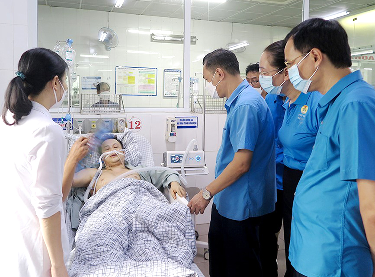 Đại diện lãnh đạo LĐLĐ tỉnh Phú Thọ thăm hỏi, động viên công nhân Nguyễn Trung Kiên ở xã Gia Thanh, huyện Phù Ninh đang điều trị tại Bệnh viện Đa khoa tỉnh.