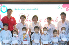 Ngân hàng BIDV chi nhánh Hòa Bình tặng quà cho bệnh nhân nghèo điều trị về máu tại Bệnh viện Đa khoa tỉnh