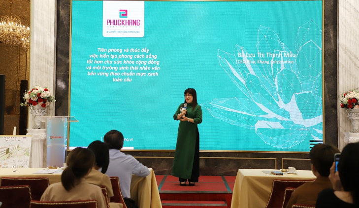 CEO Lưu Thị Thanh Mẫu - Tổng Giám đốc Công ty Cổ phần Đầu tư & Xây dựng Phúc Khang phát biểu tại Lễ trao giải