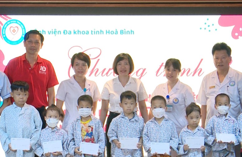 Lãnh đạo BIDV chi nhánh Hòa Bình, Hội Chữ thập đỏ tỉnh tặng quà cho bệnh nhân nghèo điều trị về máu tại Bệnh viện Đa khoa tỉnh.