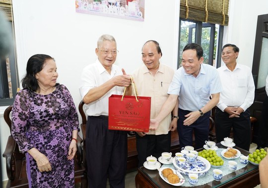 Chủ tịch nước Nguyễn Xuân Phúc thăm và tặng quà ông Nguyễn Văn Huấn cùng gia đình