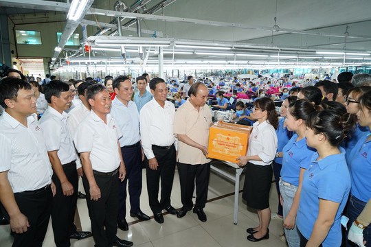 Chủ tịch nước Nguyễn Xuân Phúc tặng quà công nhân Công ty TNHH Thương mại Sao Mai.