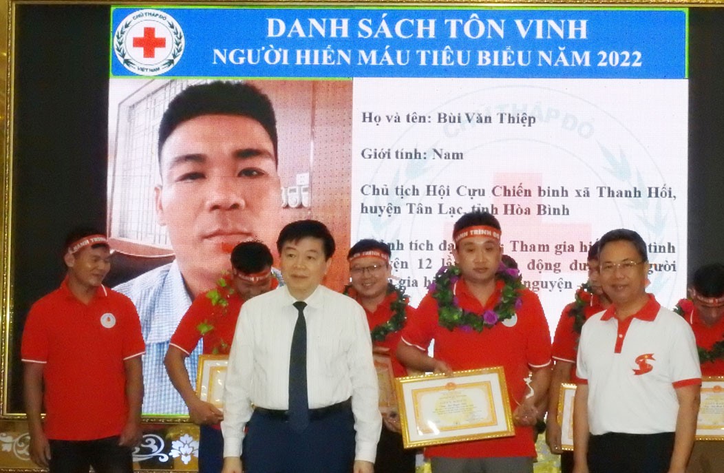 Lãnh đạo  UBND tỉnh Hòa Bình và Viện Huyến học - Truyền máu T.Ư trao thưởng, tôn vinh các tình nguyện viên hiến máu tiêu biểu.