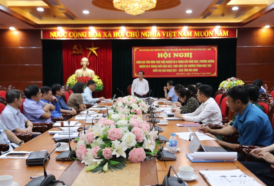Chủ tịch UBND tỉnh Hòa Bình Bùi Văn Khánh kết luận hội nghị.