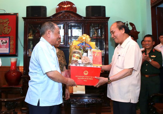 Chủ tịch nước Nguyễn Xuân Phúc thăm, tặng quà Trung tướng Nguyễn Lân, Nguyên Tư lệnh Quân khu 3