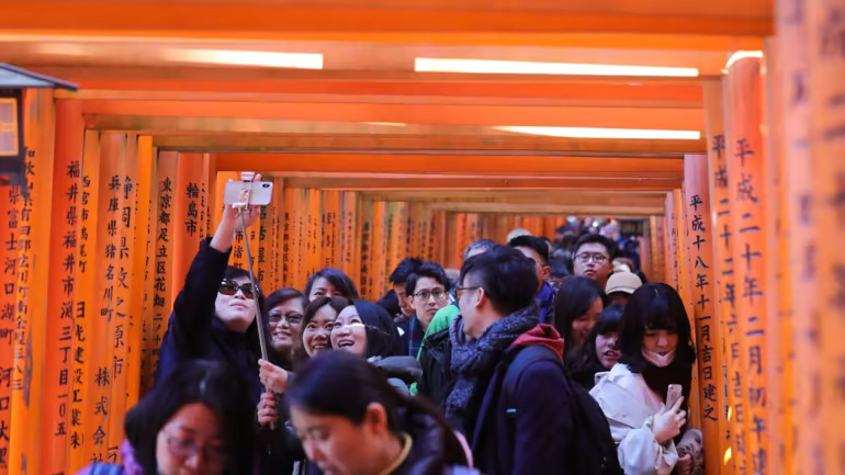 Đền Fushimi Inari ở Kyoto chật kín du khách vào năm 2019 - thời điểm bùng nổ du lịch của Nhật Bản. (Ảnh của Ken Kobayashi)