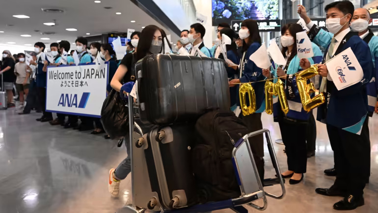 Khách du lịch từ Hồng Kông đến Sân bay Quốc tế Narita, gần Tokyo, vào ngày 22 tháng 6, sau khi Nhật Bản bắt đầu cho phép một số tour du lịch theo nhóm. (Ảnh của Tomoki Mera)
