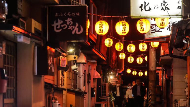 Các quán bar và nhà hàng nhỏ lấp đầy các  yokocho , hoặc các con hẻm, của Hachinohe. (Ảnh của Ken Kobayashi)