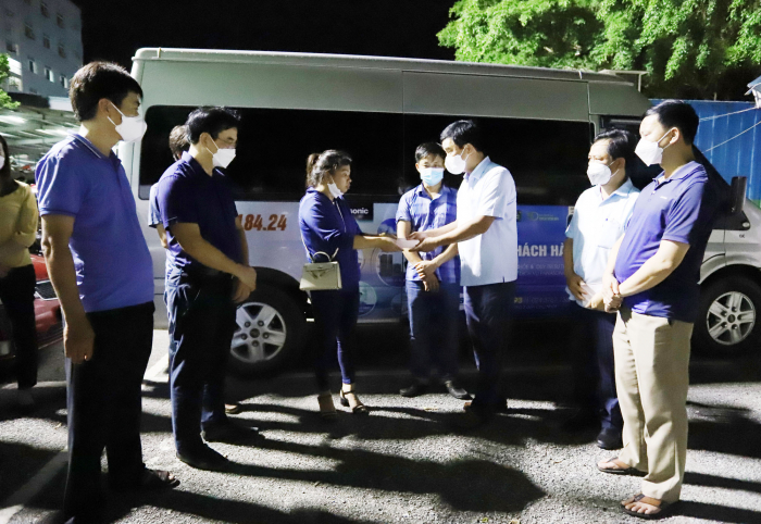 Phó Chủ tịch UBND tỉnh Phú Thọ- Hồ Đại Dũng thăm hỏi, động viên các gia đình có người bị nạn trong sự cố xảy ra tại Công ty TNHH Deasang Việt Nam ngay trong đêm ngày 18/7/2022