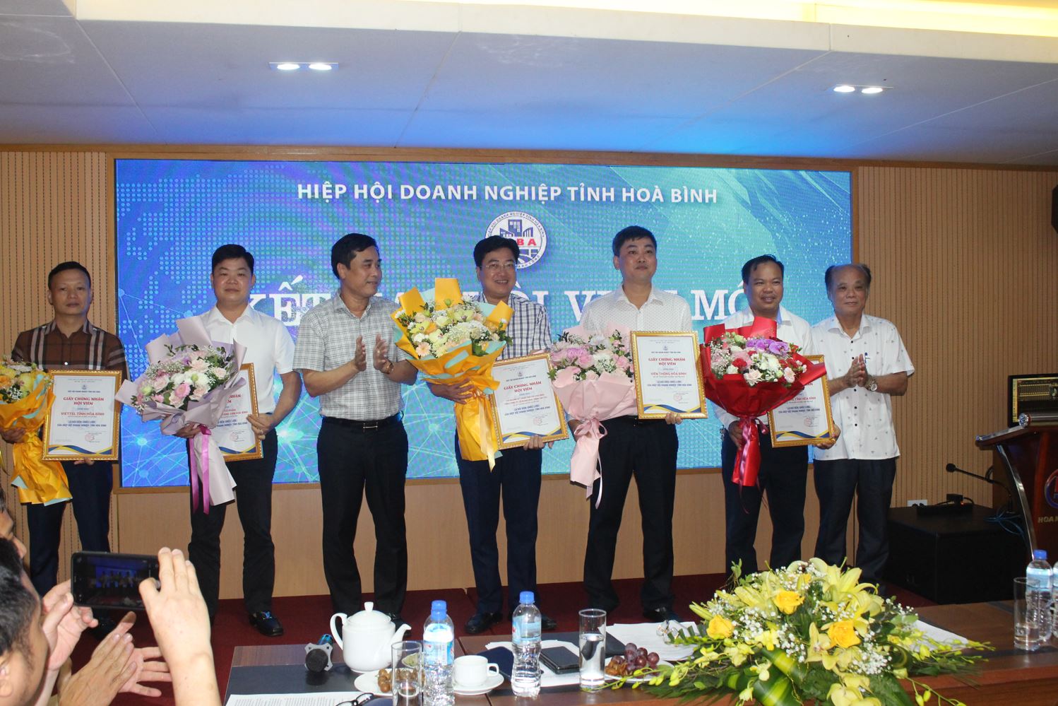 Lãnh đạo HHDN tỉnh Hòa Bình trao Quyết định công nhận 8 hội viên mới