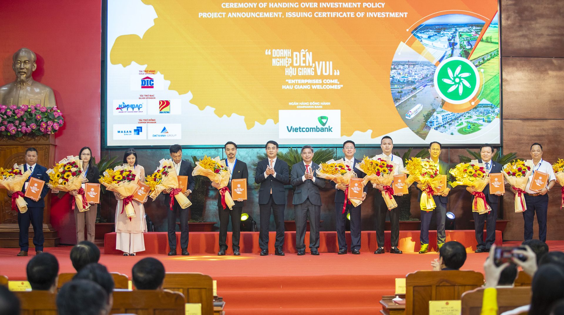 Enterprises receive investment policy at the conference.