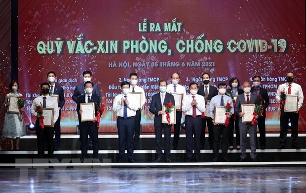 Representatives of corporations, corporations and businesses give donations to the COVID-19 vaccine fund (Photo: Dương Giang/TTXVN).