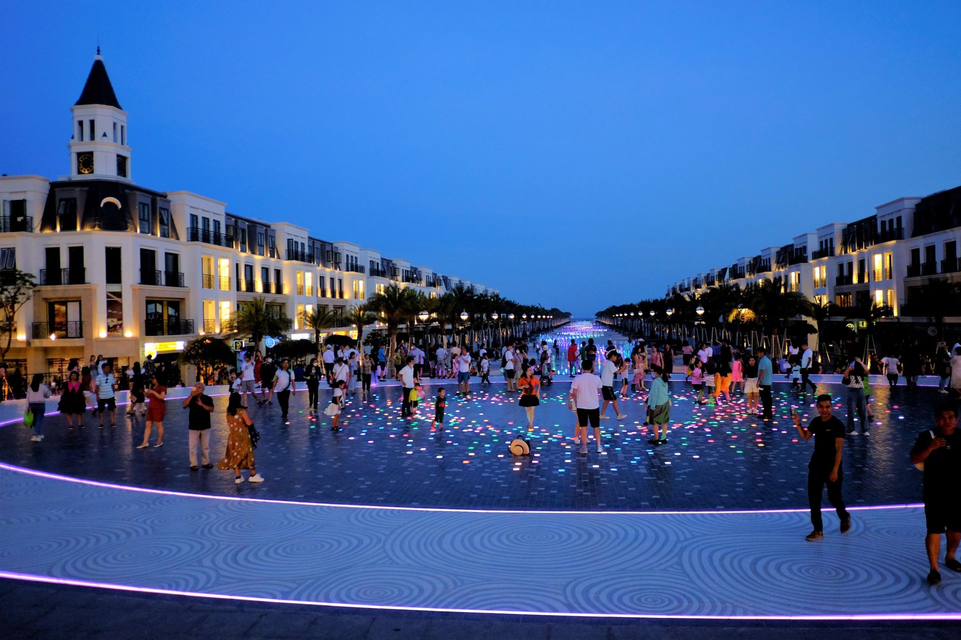Các điểm du lịch tại Quy Nhơn thu hút đông đảo du khách mỗi ngày. Hình ảnh cuối tuần tại MerryLand Quy Nhơn (Bán đảo Hải Giang)