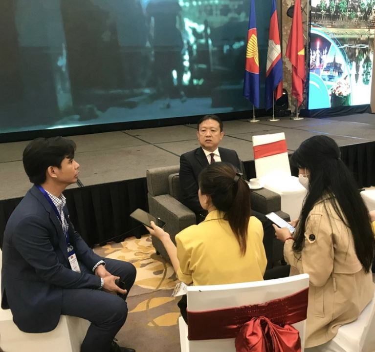 Phó Quốc vụ khanh Bộ Du lịch Vương quốc Campuchia Thok Sokkhom và ông Nguyễn Hồng Hiếu - Tổng Giám đốc Hieu'tour trao đổi với báo chí trong giờ giải lao.