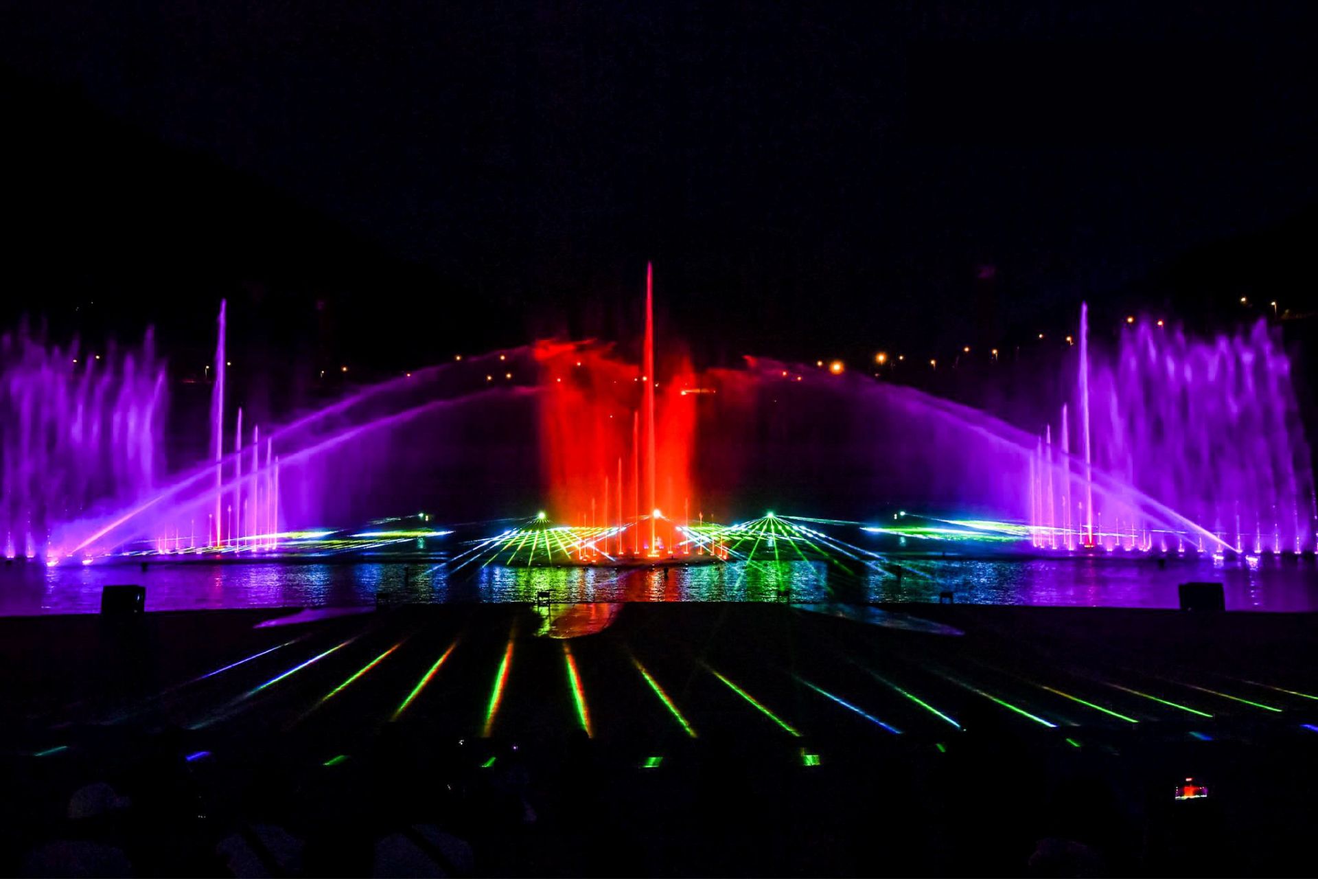 Visitors are pleased with the high-quality water music performance at MerryLand Quy Nhon