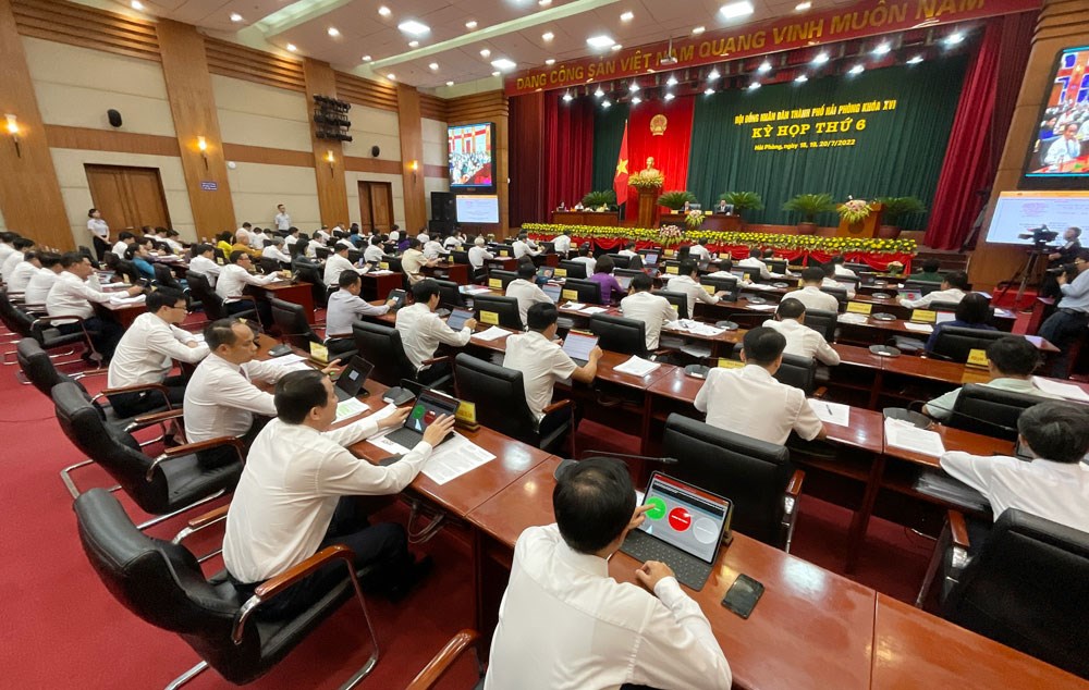 Delegates vote at the meeting