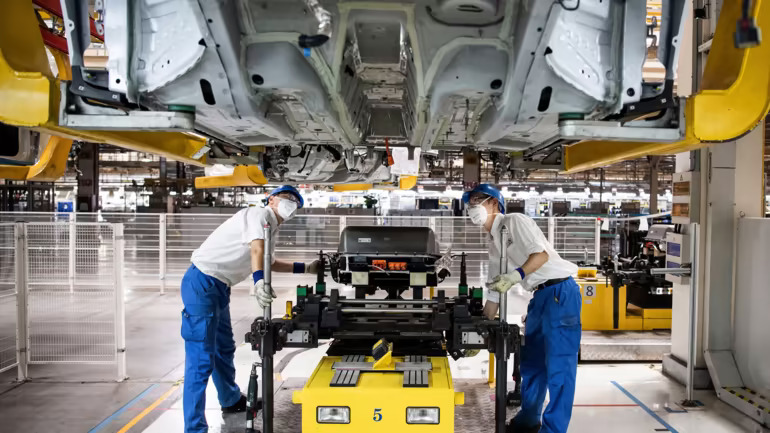 Nhân viên làm việc trên dây chuyền lắp ráp ô tô tại SAIC Motor. Năm 2021, công ty đã vượt qua Sinopec để trở thành công ty nhận trợ cấp chính phủ lớn nhất ở Trung Quốc. © AP