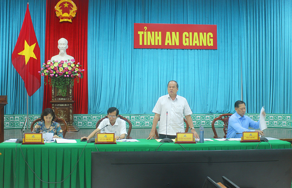 Deputy Secretary of the Provincial Party Committee, Chairman of An Giang Provincial People's Committee - Nguyen Thanh Binh delivered a speech at the meeting.