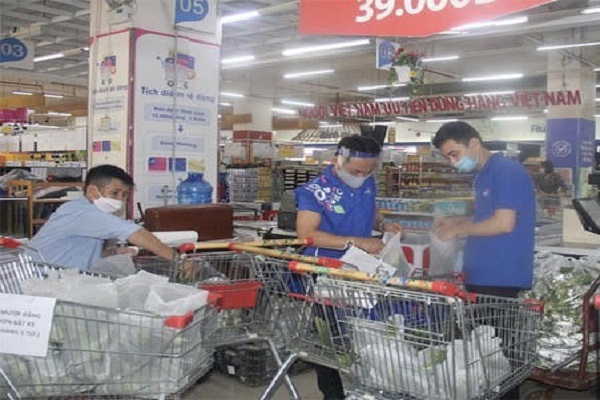 Staff at the Co.opmart Thanh Hoa store prepare products for delivery to clients who ordered online