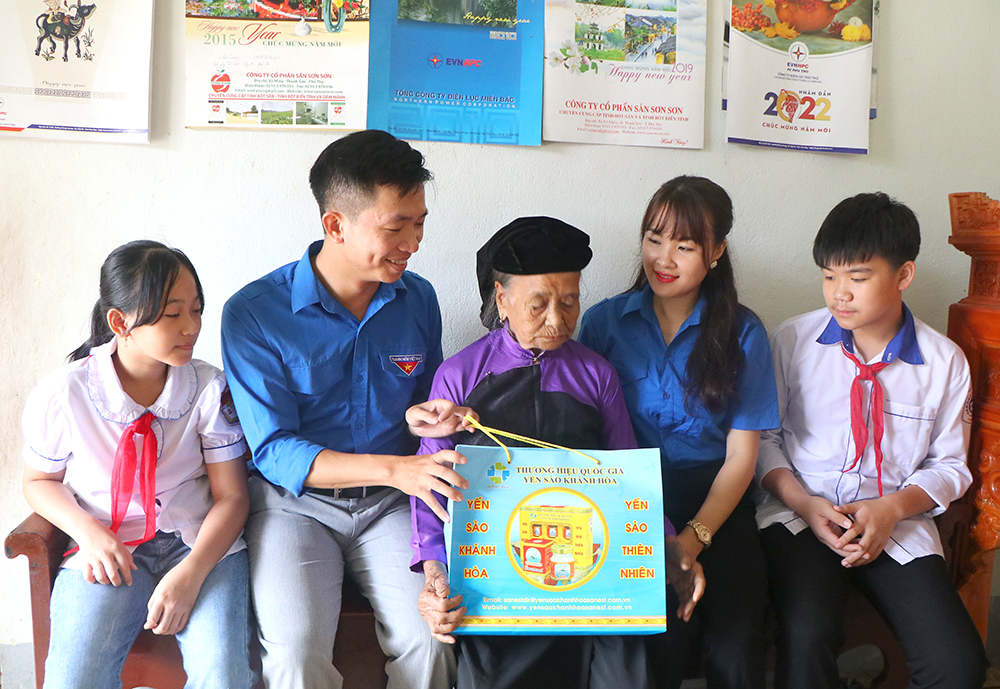 Đoàn viên thanh niên, học sinh xã Võ Miếu thăm, tặng quà Mẹ VNAH Hà Thị Tấn nhân dịp 27/7.
