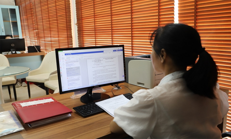 Employees at Vinh Phuc PC take advantage of D-Office software tools.