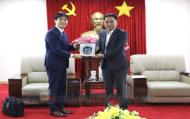 Phó Chủ tịch UBND tỉnh Nguyễn Lộc Hà tặng quà cho ông Saotome Jun